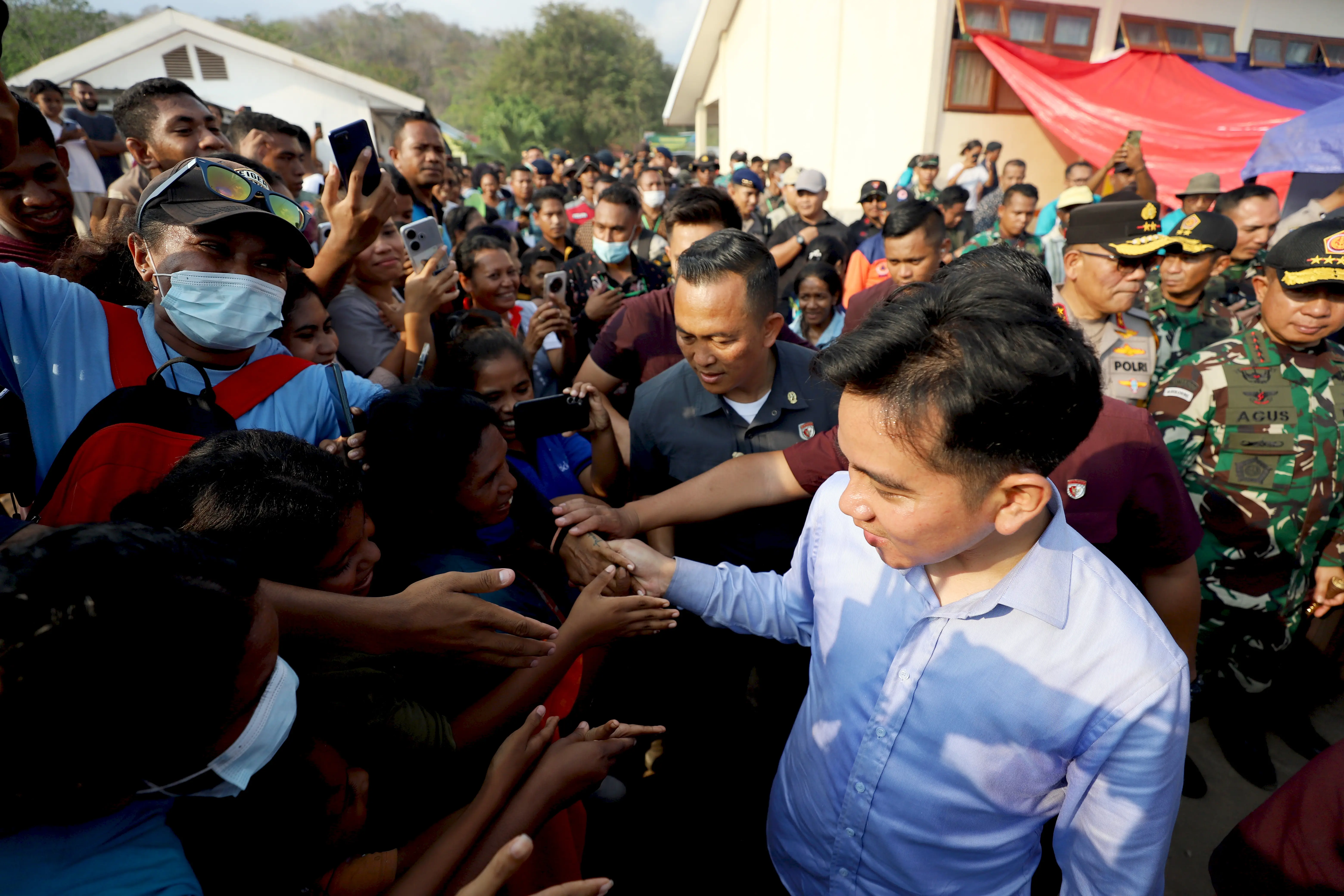 Wakil Presiden Republik Indonesia Gibran Rakabuming saat menyapa dan berdialog langsung dengan warga di pos lapangan  Desa Konga,  Kecamatan Titehena, Kabupaten Flores Timur, Nusa Tenggara Timur, pada Kamis (14/11).